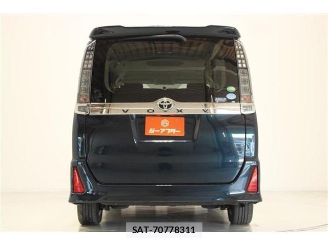 Toyota VOXY 2014-03 8458742-11