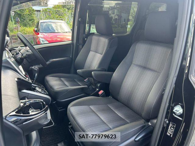 Toyota VOXY 2017-12 8458743-13