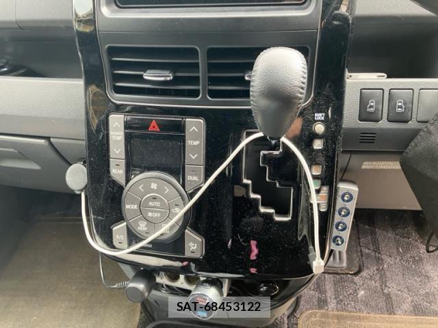Toyota VOXY 2009-12 8458747-11