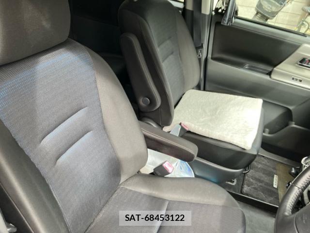 Toyota VOXY 2009-12 8458747-12