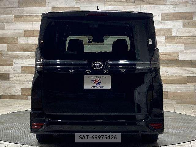 Toyota VOXY 2023-03 8486250-15