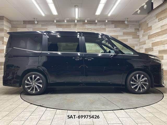 Toyota VOXY 2023-03 8486250-17