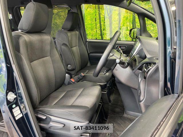 Toyota VOXY 2017-08 8486255-7