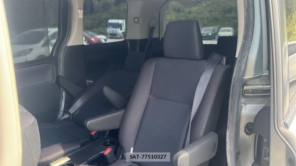 Toyota VOXY 2014-04 8451393-9