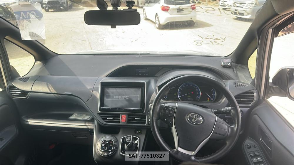 Toyota VOXY 2014-04 8451393-12