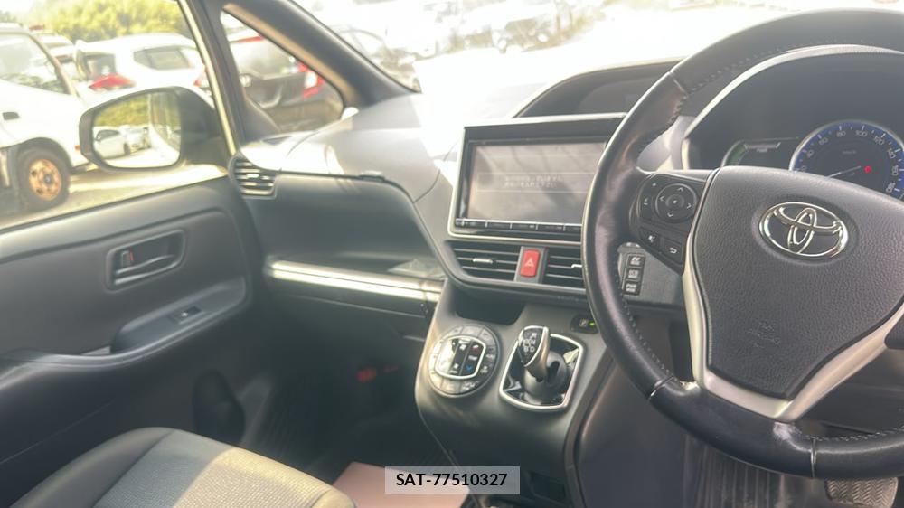 Toyota VOXY 2014-04 8451393-13