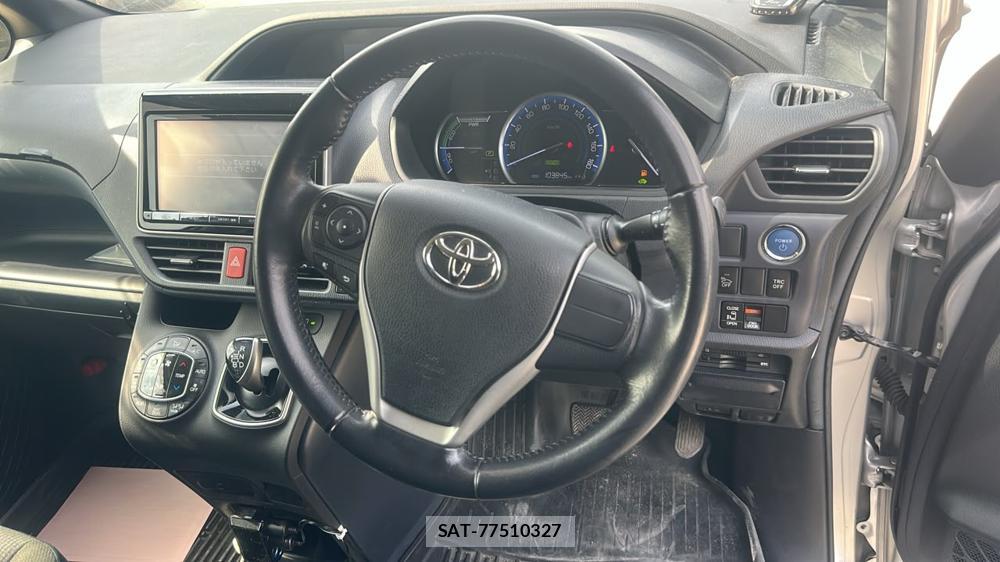 Toyota VOXY 2014-04 8451393-14