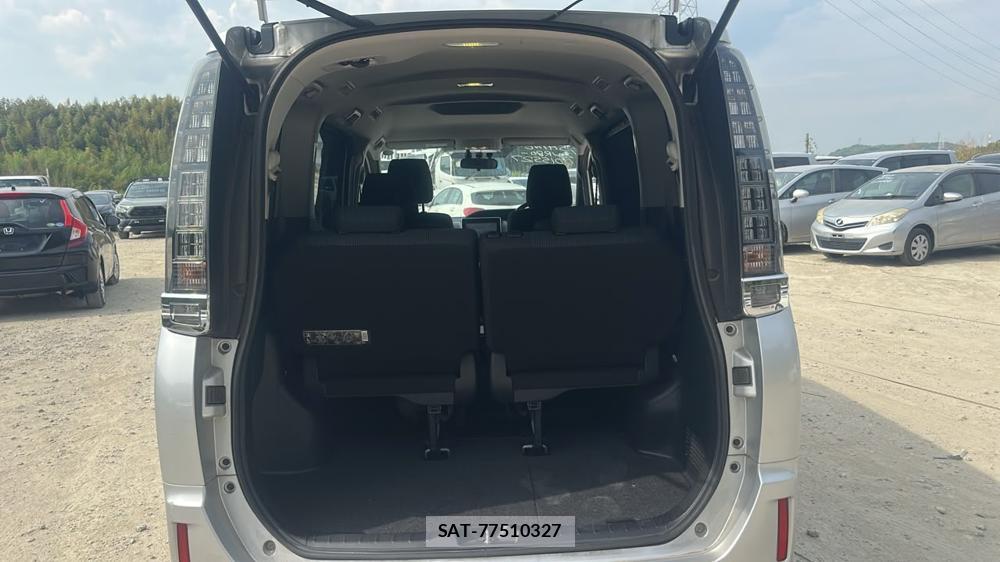 Toyota VOXY 2014-04 8451393-24