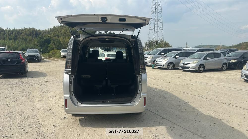 Toyota VOXY 2014-04 8451393-25
