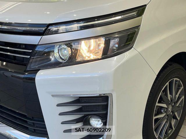 Toyota VOXY 2017-06 8528125-12
