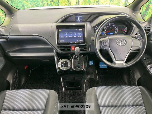 Toyota VOXY 2017-06 8528125-1