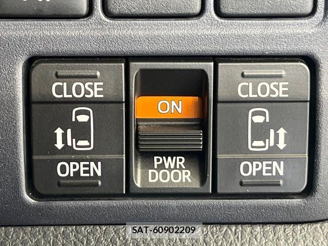 Toyota VOXY 2017-06 8528125-6