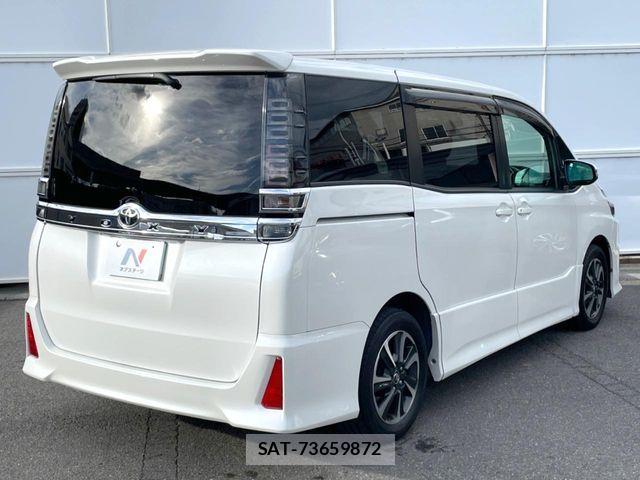 Toyota VOXY 2018-04 8528134-16