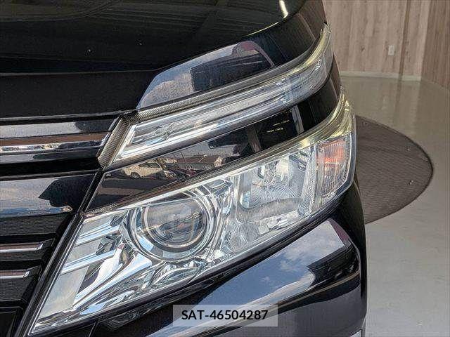 Toyota VOXY 2015-10 8528145-23