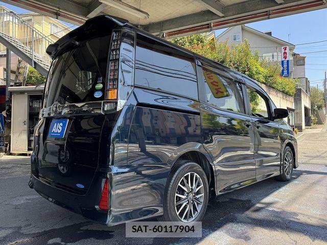 Toyota VOXY 2015-06 8564042-11