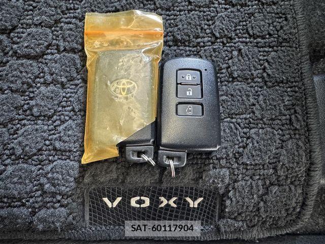 Toyota VOXY 2015-06 8564042-28