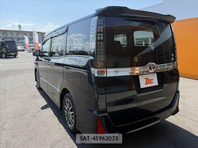 Toyota VOXY 2015-10 8564047-12
