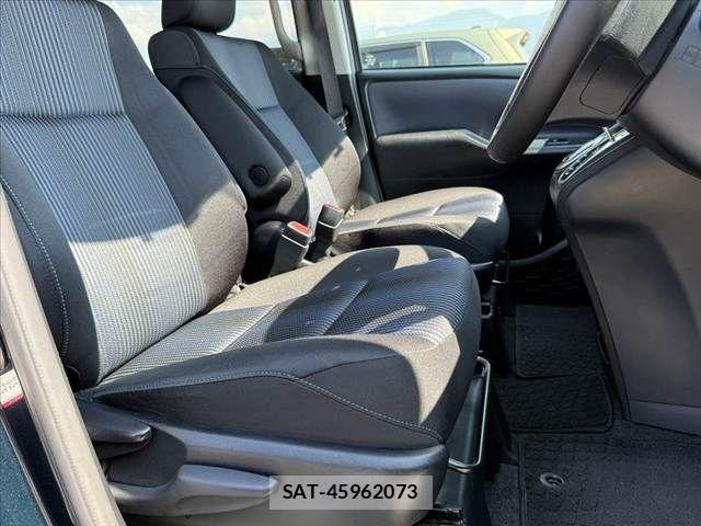 Toyota VOXY 2015-10 8564047-15