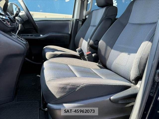 Toyota VOXY 2015-10 8564047-16