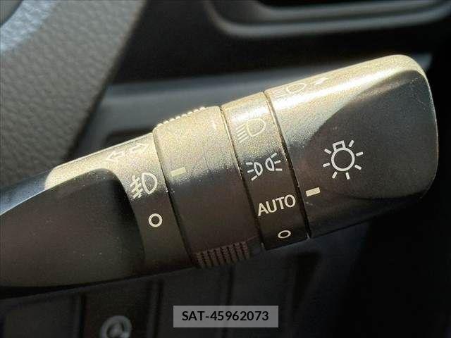 Toyota VOXY 2015-10 8564047-24