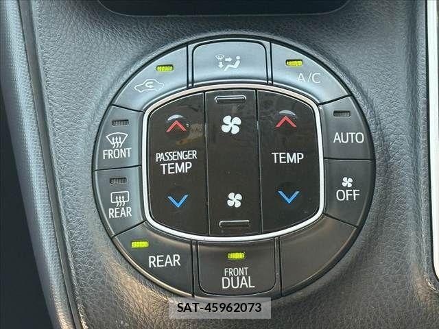 Toyota VOXY 2015-10 8564047-29