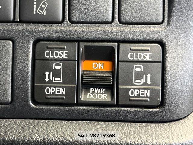 Toyota VOXY 2017-11 8564039-4