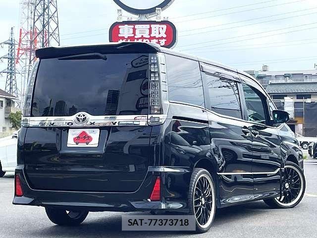 Toyota VOXY 2014-08 8564051-2
