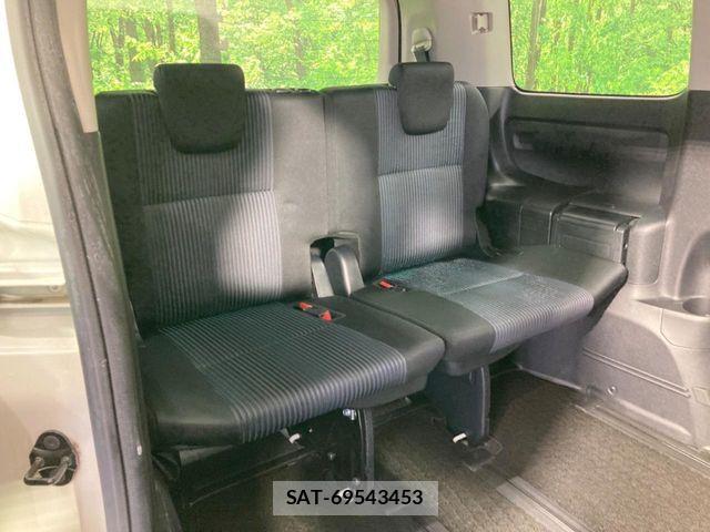 Toyota VOXY 2016-04 8564037-9