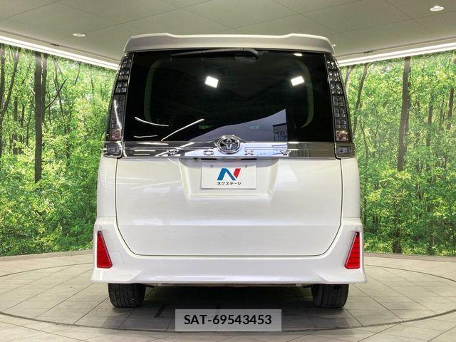 Toyota VOXY 2016-04 8564037-15