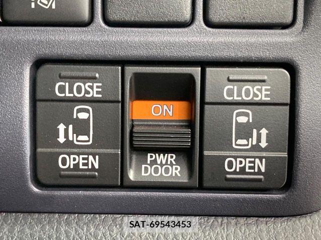 Toyota VOXY 2016-04 8564037-6