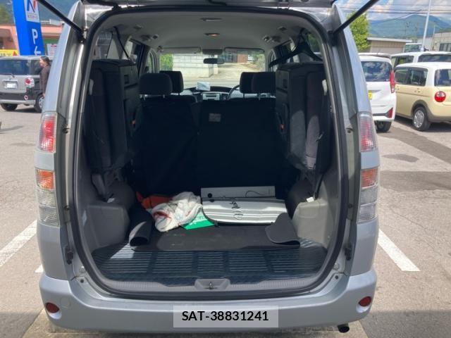 Toyota VOXY 2002-06 8564056-9