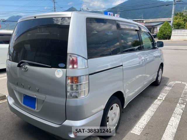 Toyota VOXY 2002-06 8564056-11