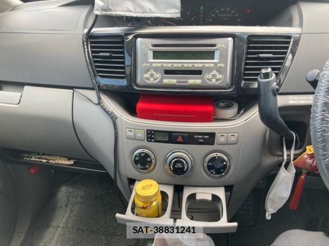 Toyota VOXY 2002-06 8564056-19