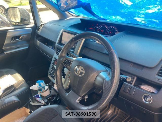 Toyota VOXY 2013-11 8564052-14