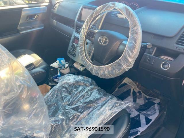 Toyota VOXY 2013-11 8564052-27