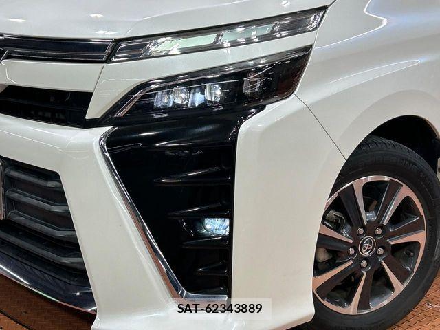 Toyota VOXY 2018-06 8564035-12