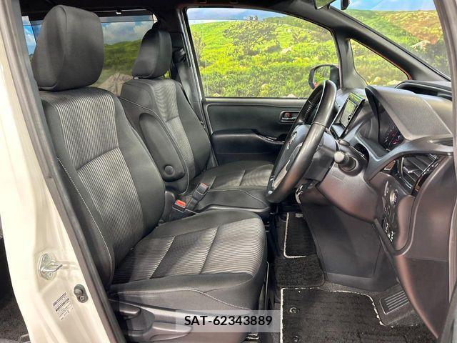 Toyota VOXY 2018-06 8564035-7