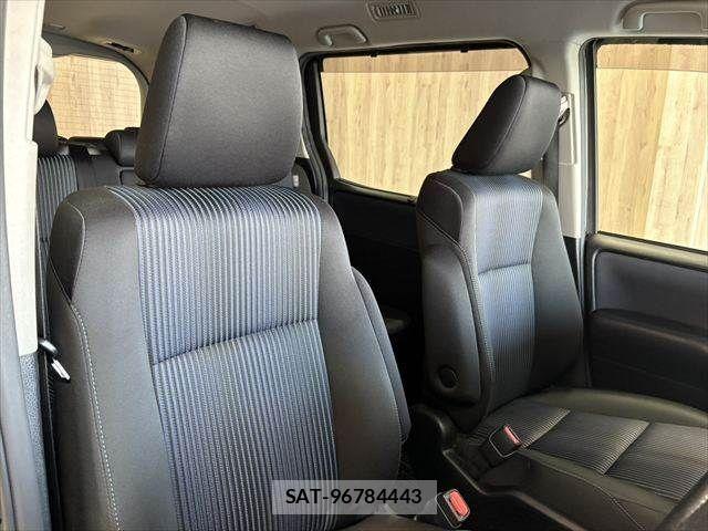 Toyota VOXY 2016-12 8564048-9