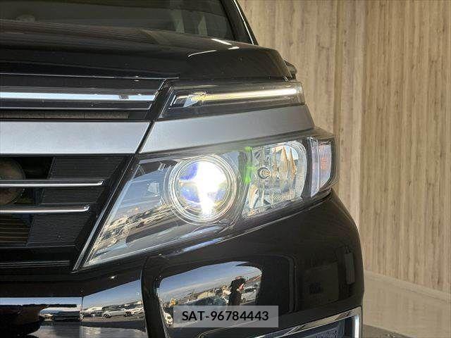 Toyota VOXY 2016-12 8564048-14