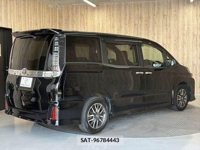 Toyota VOXY 2016-12 8564048-21