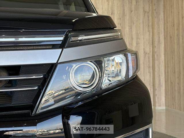 Toyota VOXY 2016-12 8564048-24