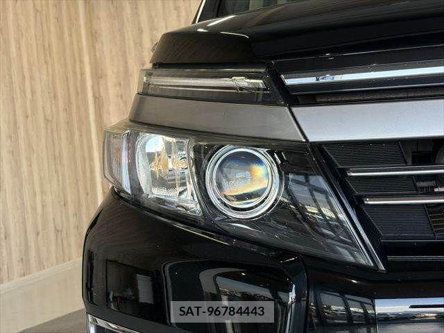 Toyota VOXY 2016-12 8564048-26