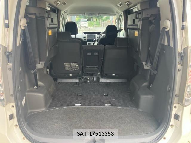 Toyota VOXY 2007-08 8564054-13