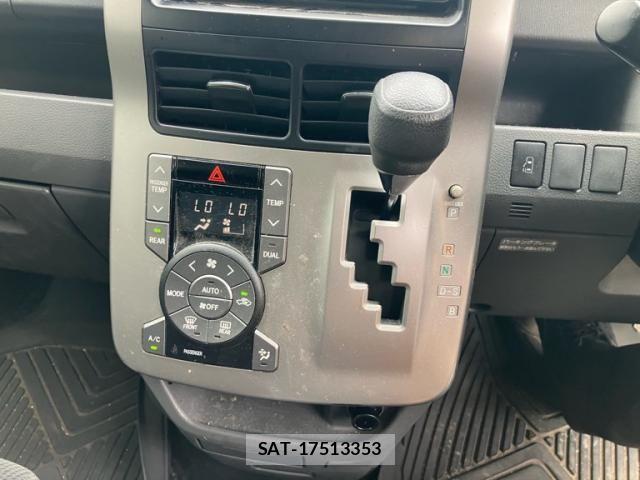 Toyota VOXY 2007-08 8564054-17