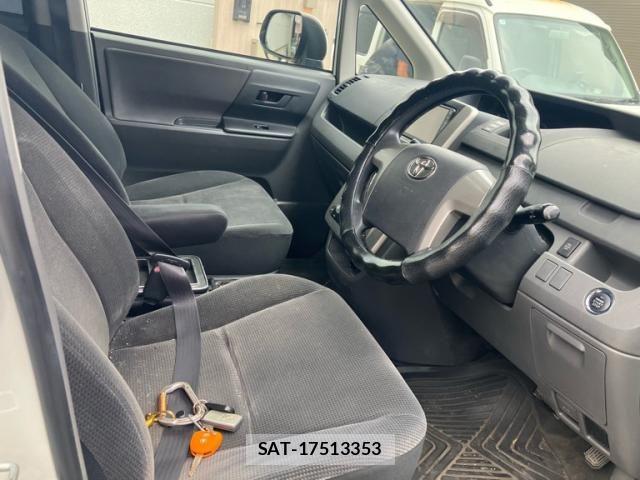 Toyota VOXY 2007-08 8564054-20