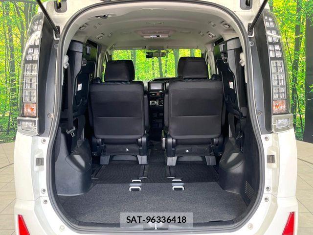 Toyota VOXY 2015-12 8564041-10