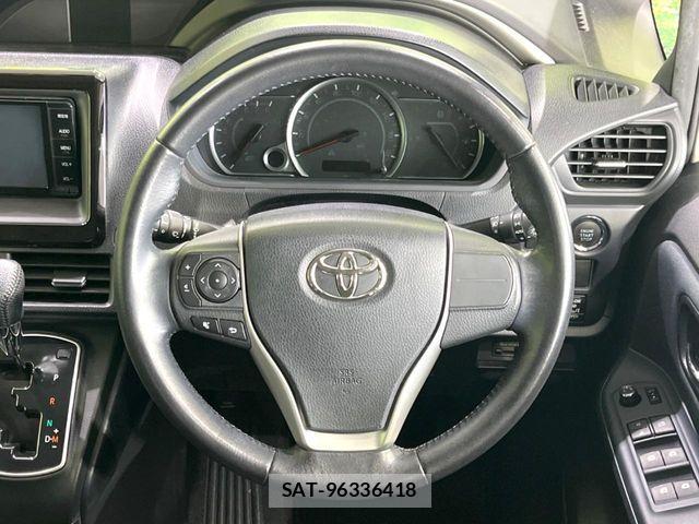 Toyota VOXY 2015-12 8564041-11
