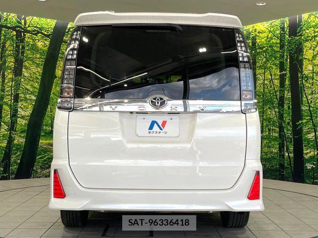Toyota VOXY 2015-12 8564041-15
