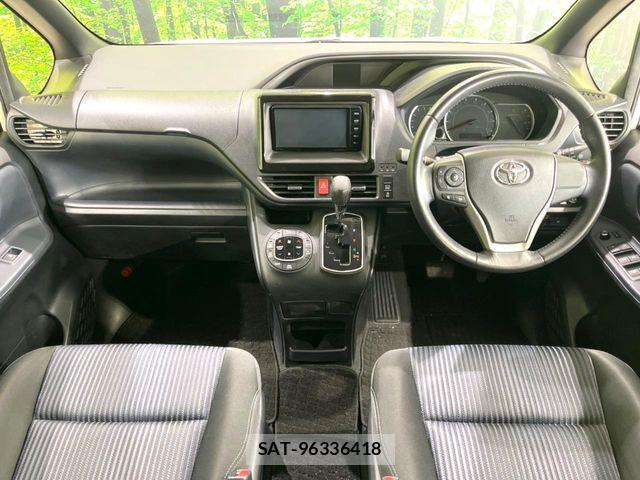 Toyota VOXY 2015-12 8564041-1