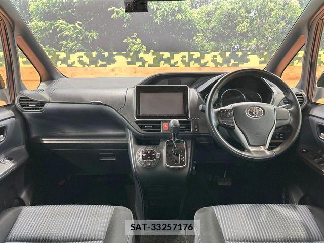 Toyota VOXY 2014-02 8564049-1